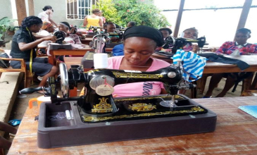 Formation des jeunes femmes en coupe et couture